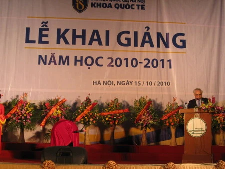 Khoa Quốc tế (ĐHQGHN) trao 60 suất học bổng cho SV