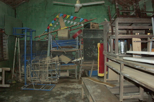 Tại trường THCS Quảng Thủy, xã Quảng Thủy, huyện Quảng Trạch, trang thiết bị của trường vẫn còn nguyên dấu vết ngập trong lũ. Ảnh, gdtd.vn