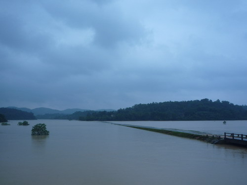 Đường liên xã bắt đầu bị ngập