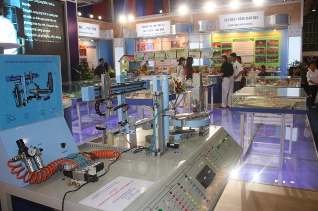 Triển lãm thành tựu kinh tế-xã hội Việt Nam và Thăng Long-Hà Nội 2010 ảnh 3