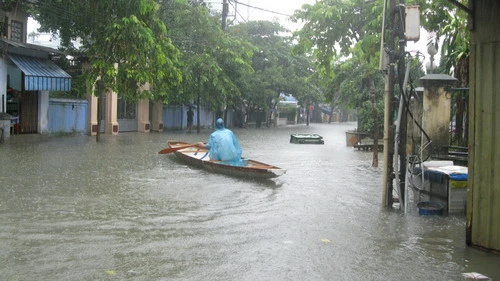 Mưa lớn khiến Huế ngập nặng, Hà tĩnh có 3 người thương vong