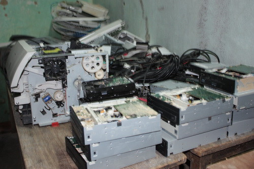 Thiết bị điện tử, máy tính tại trường THCS Quảng Thủy, xã Quảng Thủy, hư hỏng hoàn toàn do ngập trong nước lũ. Ảnh, gdtd.vn