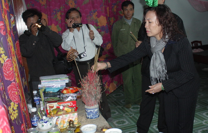 Thứ trưởng Nguyễn Thị Nghĩa đến viếng học sinh Trần Minh Diện, lớp 8A- trường THCS Quảng Thủy bị chết trong nước lũ. Ảnh, gdtd.vn