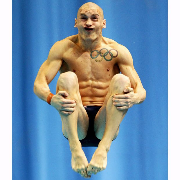 Những hình ảnh ấn tượng trong tuần ảnh 18 Nick Robinson-Baker of England competes in the Men’s 3m Springboard Preliminary at the 2010 Commonwealth Games