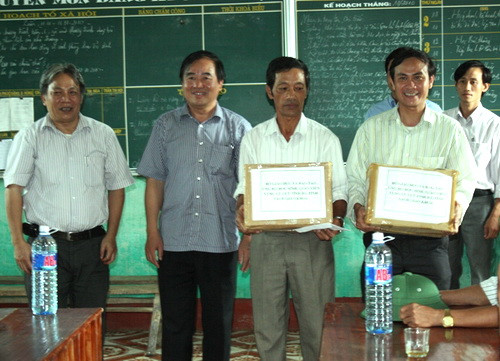 Thứ trưởng và đại diện Công đoàn NXB Giáo dục tặng quà cho hai trường Tiểu học và THCS của xã Phương Mỹ. Ảnh, gdtd.vn