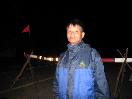 Bác Lê Đình Diễm, công nhân Công ty cổ phần XD 494 (thuộc Hạt quản lý đường bộ Đồng Sơn, Quảng Bình) túc trực hướng dẫn các phương tiện giao thông tránh những điểm sạt lở trên đường Hồ Chí Minh (đoạn Thị trấn Nông Trường Việt Trung, Bố Trạch). (ảnh chụp lúc 00h ngày 6/10) Bác Lê Đình Diễm, công nhân Công ty cổ phần XD 494 (thuộc Hạt quản lý đường bộ Đồng Sơn, Quảng Bình) túc trực hướng dẫn các phương tiện giao thông tránh những điểm sạt lở trên đường Hồ Chí Minh (đoạn Thị trấn Nông Trường Việt Trung, Bố Trạch), ảnh chụp lúc 00h ngày 6/10