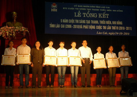 Lãnh đạo tỉnh Lào Cai trao giải và phần thưởng cho các tác giả và nhóm tác giả đạt giải sáng tạo trẻ. Lãnh đạo tỉnh Lào Cai trao giải và phần thưởng cho các tác giả và nhóm tác giả đạt giải sáng tạo trẻ.