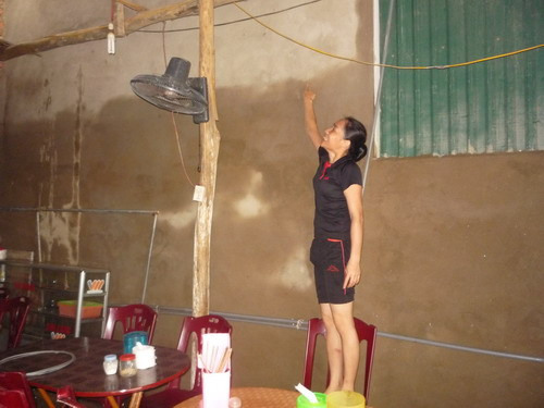 1.	Chị Lê Thị Hoài Thơm-Chợ Bộng-Vũ Quang đứng trên ghế chỉ cho PV ngấn nước lũ đợt trước