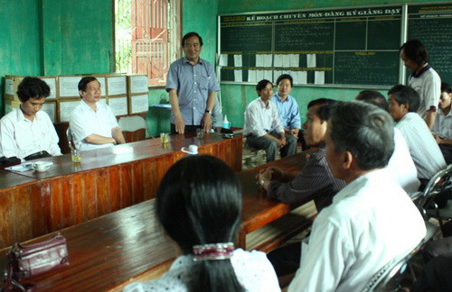 Thứ trưởng Trần Quang Quý trao đổi với cấp uỷ Đảng, Chính quyền xã Phương Mỹ cùng GV-HS hai trường Tiểu học và THCS của xã sớm khắc phục khó khăn, ổn định cuộc sống, đưa công tác dạy và học đi vào ổn định. Ảnh, gdtd.vn
