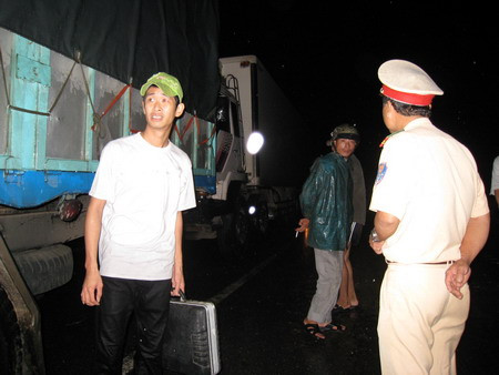 Lực lượng cảnh sát Đội tuần tra kiểm soát Công an tỉnh Quảng Bình tăng cường phân luồng các phương tiện giao thông tại điểm ngập lũ. (ảnh chụp lúc 22giờ 30 ngày 5/10) Lực lượng cảnh sát Đội tuần tra kiểm soát Công an tỉnh Quảng Bình tăng cường phân luồng các phương tiện giao thông tại điểm ngập lũ, ảnh chụp lúc 22giờ 30 ngày 5/10.