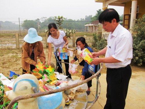 Tổng Biên tập Nguyễn Danh Bình bên đồ chơi bị hỏng (Trường Mầm non Đức Lĩnh 1) Tổng Biên tập Nguyễn Danh Bình ngậm ngùi khi đồ chơi trẻ em của Trường Mầm non Đức Lĩnh 1 bị hỏng