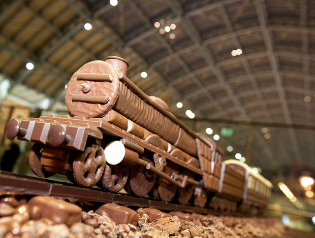 Những hình ảnh ấn tượng trong tuần ảnh 14 Food landscape artist Carl Warner displays the Chocolate Express at St Pancras International Station to mark the launch of his book