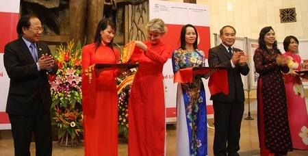 Lễ cắt băng khai mạc triển lãm. Ảnh: gdtd.vn