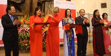 Lễ cắt băng khai mạc triển lãm. Ảnh: gdtd.vn