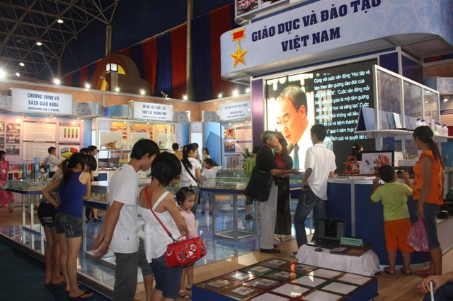 Triển lãm thành tựu kinh tế-xã hội Việt Nam và Thăng Long-Hà Nội 2010 ảnh 2