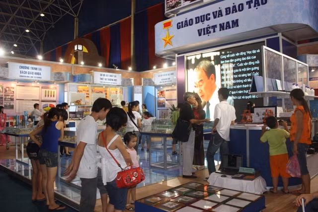 Triển lãm thành tựu kinh tế-xã hội Việt Nam và Thăng Long-Hà Nội 2010 ảnh 2