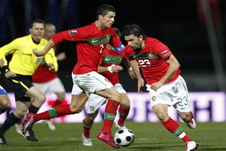 HLV Paulo Bento và Cristiano Ronaldo vui mừng khi đánh bại Iceland