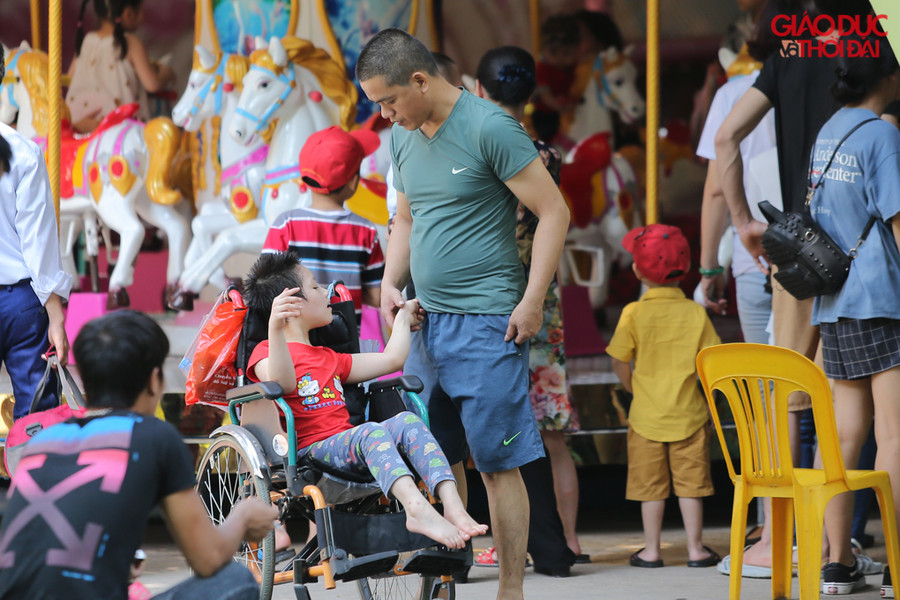 Nhiều gia đình mong con em mình có một buổi đi chơi trọn vẹn.