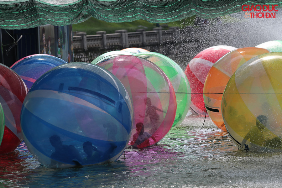 Mọi khu vực vui chơi trong công viên đều đông đúc, phải xếp hàng đợi đến lượt.