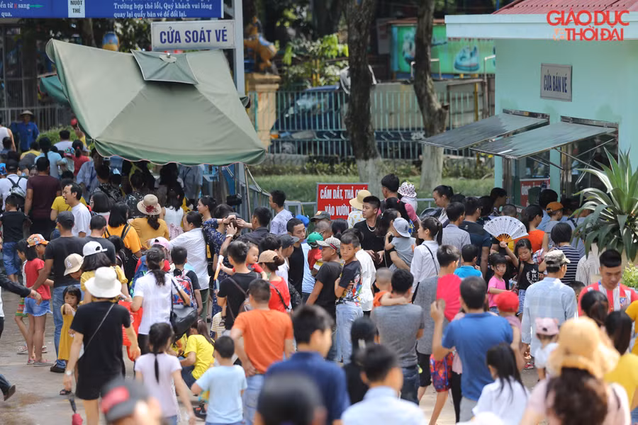 Ngay từ cổng vào công viên Thủ Lệ, dòng người ngày càng đông hơn khi về trưa.