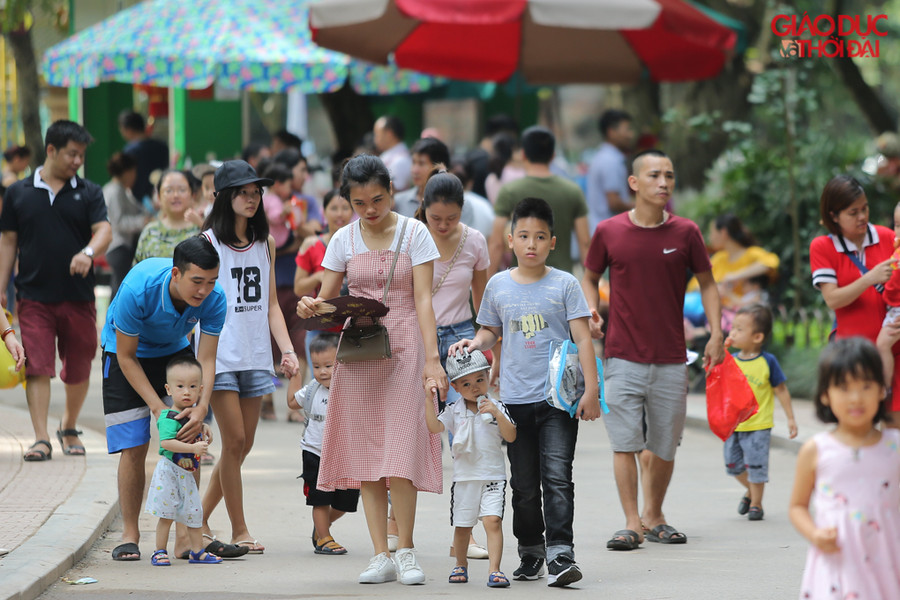 Ngay từ sáng, nhiều gia đình đã cho con em mình đến để tránh buổi trưa nắng nóng.