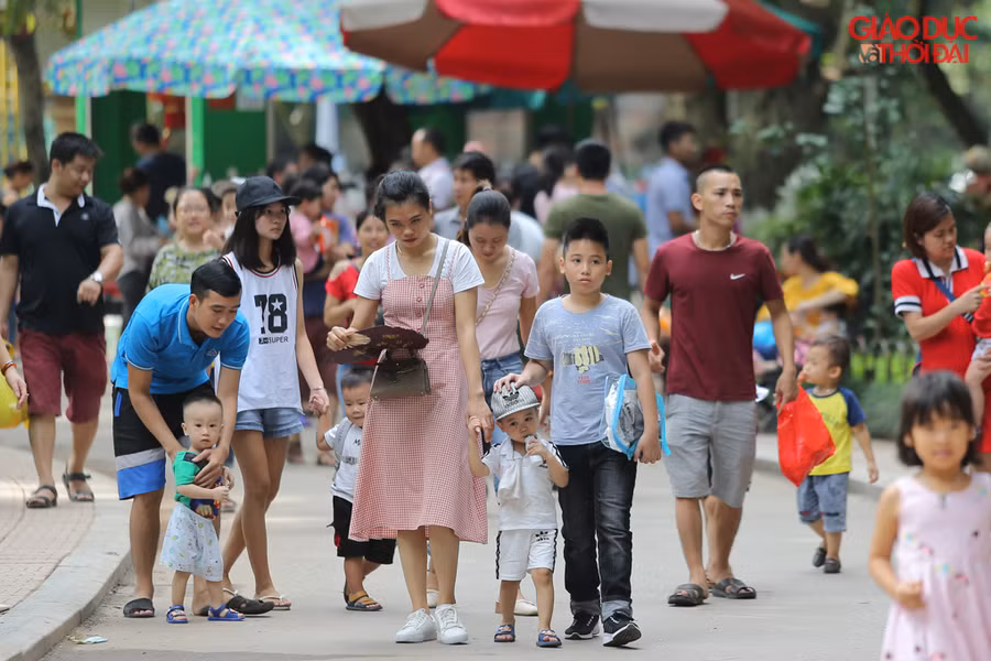 Ngay từ sáng, nhiều gia đình đã cho con em mình đến để tránh buổi trưa nắng nóng. Ngay từ sáng, nhiều gia đình đã cho con em mình đến để tránh buổi trưa nắng nóng.