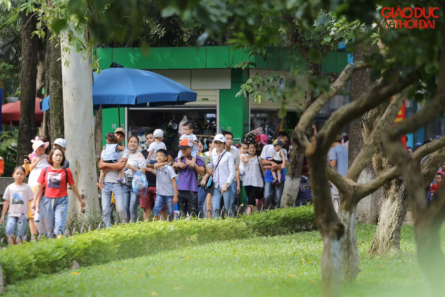 Mọi con đường trong công viên đều đông kín người.