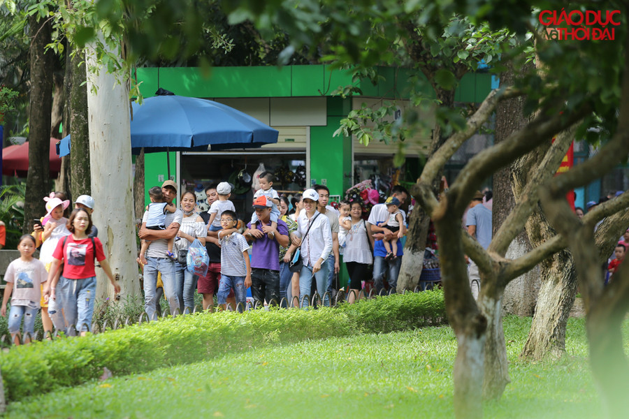 Mọi con đường trong công viên đều đông kín người.