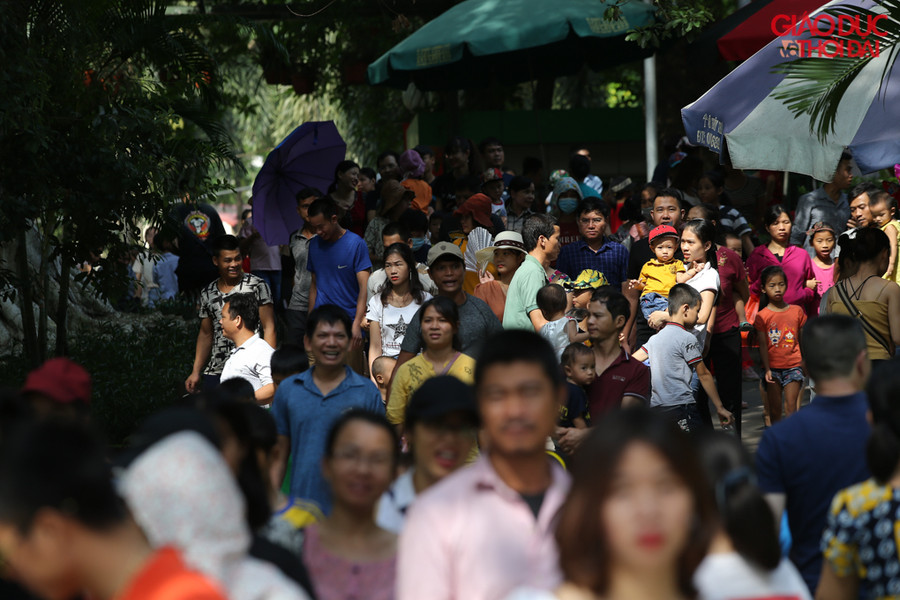 Dòng người trên mỗi lối đi trong công viên ngày càng đông hơn.
