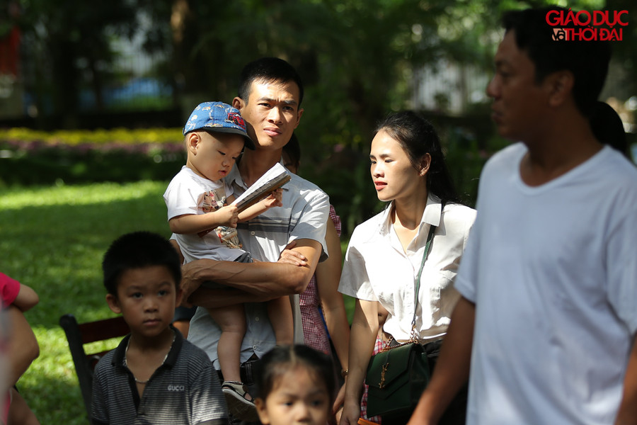 Thời tiết nắng và đông người.