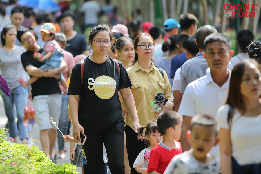 Đến trưa, thời tiết Hà Nội nắng nóng hơn, dòng người đổ về công viên cũng đông hơn.
