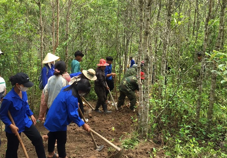 Đoàn viên thanh niên huyện Đăk Glei tham gia dọn dẹp, sửa chữa cầu treo cho người dân.