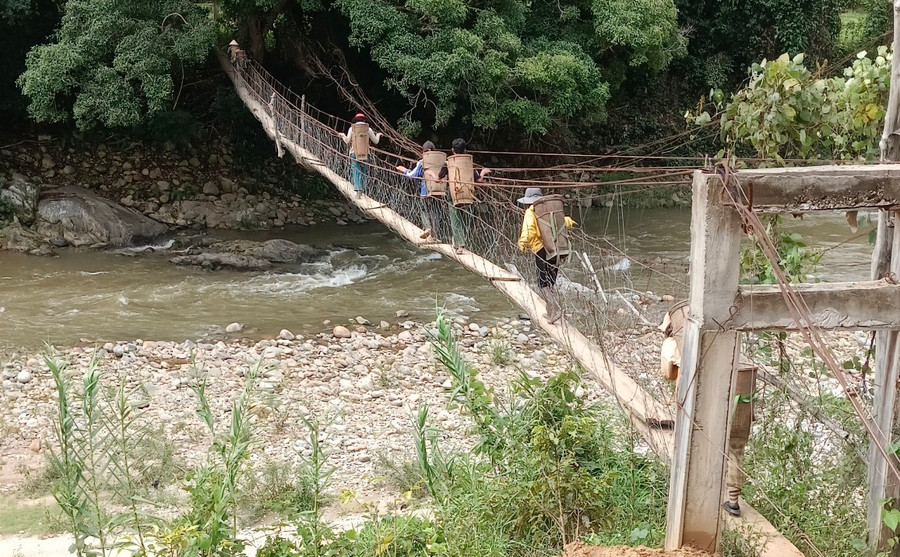 Cây cầu treo cũ hư hỏng, xuống cấp nên người dân chỉ có thể đi bộ qua lại. Cây cầu treo cũ hư hỏng, xuống cấp nên người dân chỉ có thể đi bộ qua lại.