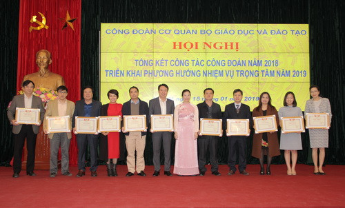 Các tập thể và cá nhân được tuyên dương khen thưởng Các tập thể và cá nhân được tuyên dương khen thưởng