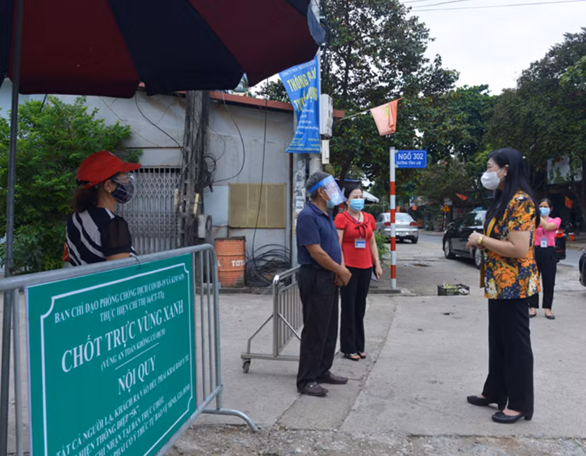 Bà Nguyễn Lan Hương thăm hỏi lực lượng chốt trực "Vùng xanh" xã Kim Sơn