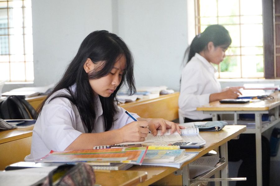 Bên cạnh việc hỗ trợ học sinh, Trường Phổ thông Trung học DTNT tỉnh Kon Tum nâng cao khả năng tự học của các em lớp 12.