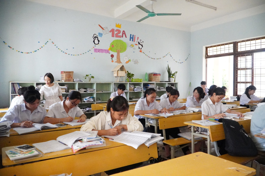 Giáo viên quan tâm, hỗ trợ học sinh ôn tập. Giáo viên quan tâm, hỗ trợ học sinh ôn tập.