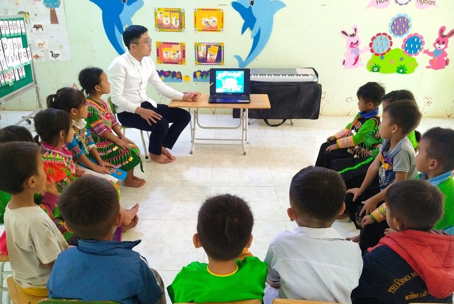 Thầy giáo Hà Văn Thạo trong một buổi lên lớp cho học sinh. Thầy giáo Hà Văn Thạo trong một buổi lên lớp cho học sinh.