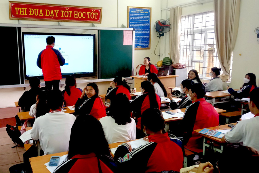 Cô Nguyễn Thanh Tâm, giáo viên môn Toán: Chúng tôi đẩy mạnh tiến độ hoàn thành chương trình năm học theo lịch kết hợp song song với ôn tập.