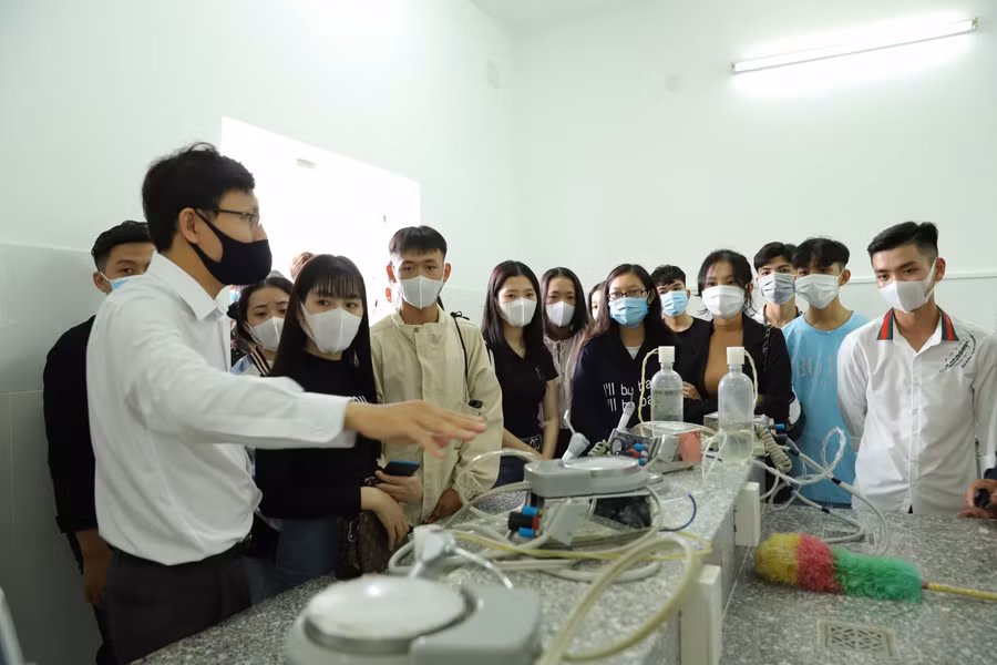 Nghe các giảng viên giới thiệu về học tập và nghiên cứu