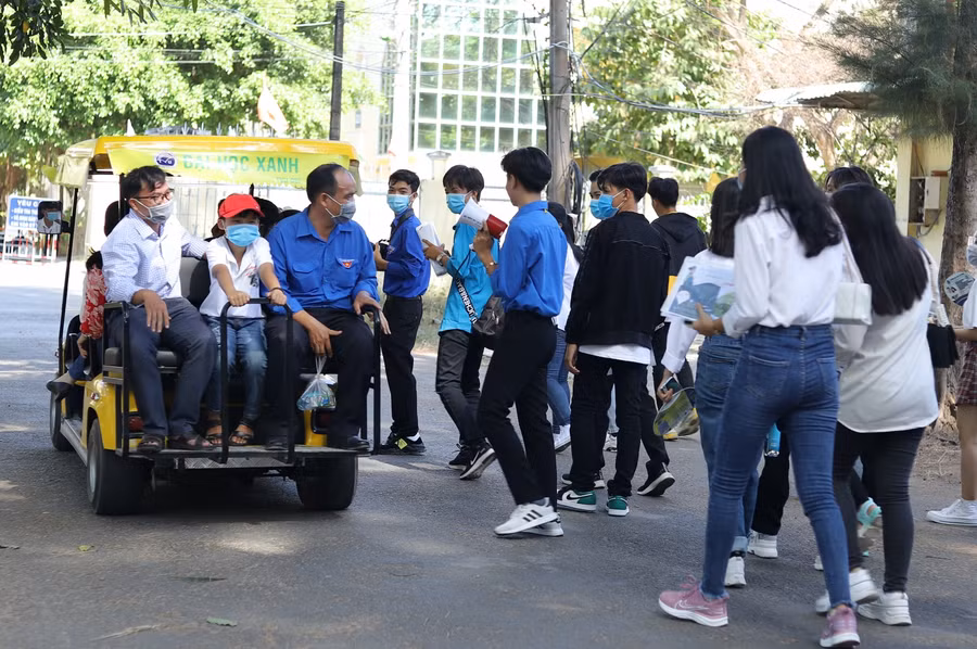 Bắt đầu hành trình khám phá đại học xanh bằng xe điện