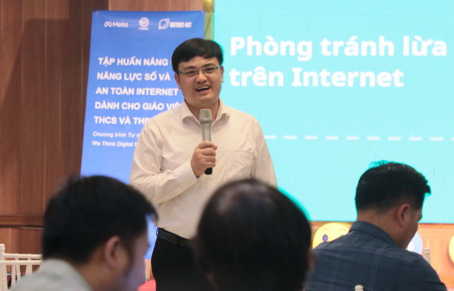 Ông Đỗ Đức Lân giới thiệu một số nội dung về khung năng lực số, năng lực an toàn số cho học sinh phổ thông.