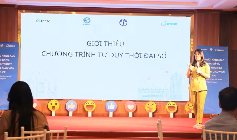 Bà Ngô Minh Trang – Giám đốc Trung tâm công nghệ thông tin – truyền thông Vietnet giới thiệu chương trình Tư duy thời đại số.