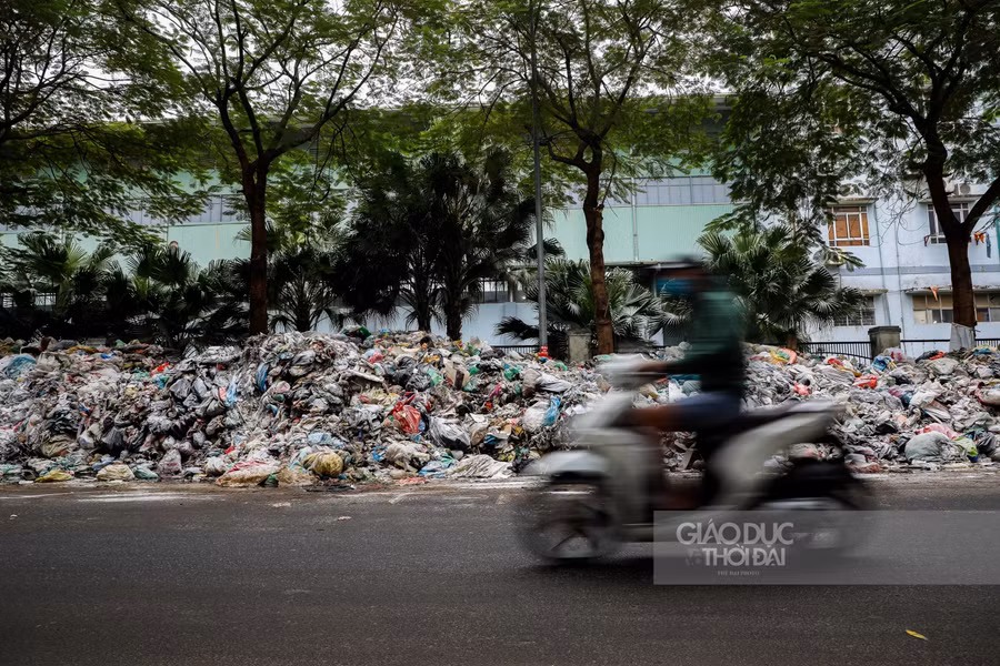 Nhiều người dân đi qua khu vực phải dùng tay che mũi, miệng hoặc đi nhanh qua.