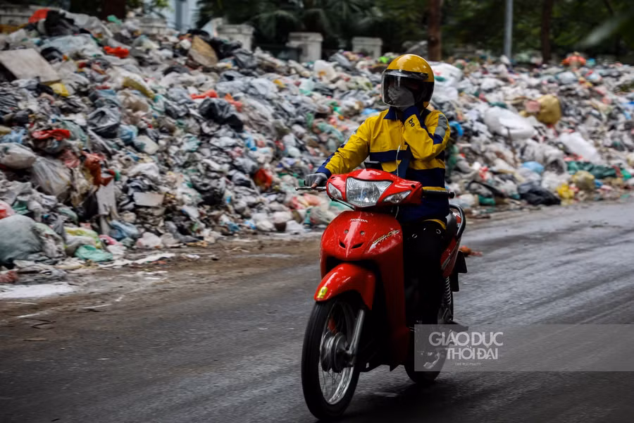 "Dãy núi rác" khổng lồ xuất hiện sau 3 ngày ùn ứ tại Thủ đô ảnh 5