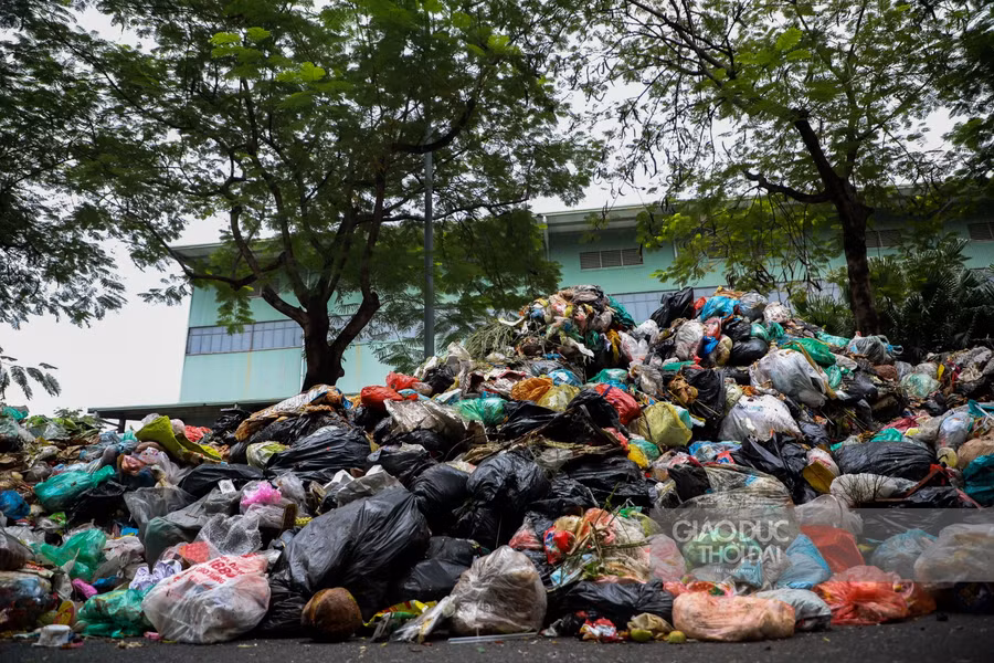 "Dãy núi rác" khổng lồ xuất hiện sau 3 ngày ùn ứ tại Thủ đô ảnh 3