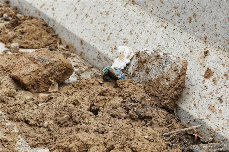 Hà Nội: Đường dẫn lên vành đai 3 trên cao "ngập" trong bùn đất, công an truy tìm thủ phạm ảnh 5