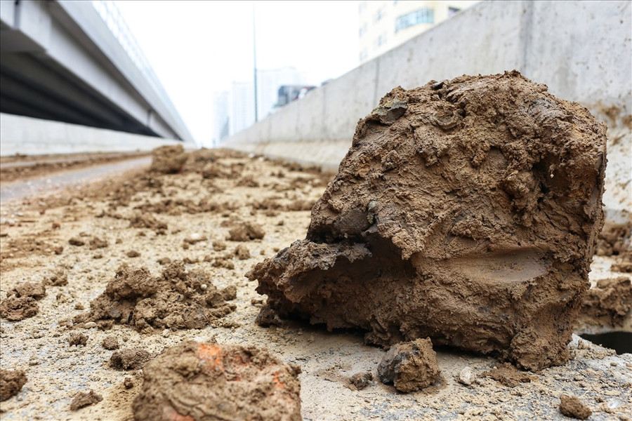 Ghi nhận tại hiện trường, bùn, đất bị đổ vương vãi ra đường kéo dài 200 mét cản trở giao thông.