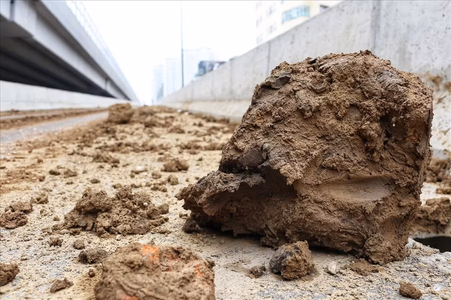 Ghi nhận tại hiện trường, bùn, đất bị đổ vương vãi ra đường kéo dài 200 mét cản trở giao thông.