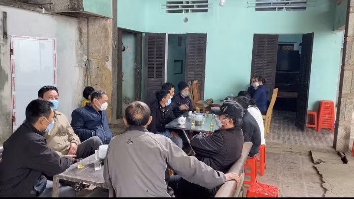 Nhiều người dân đến thăm hỏi tình hình của bệnh nhi.